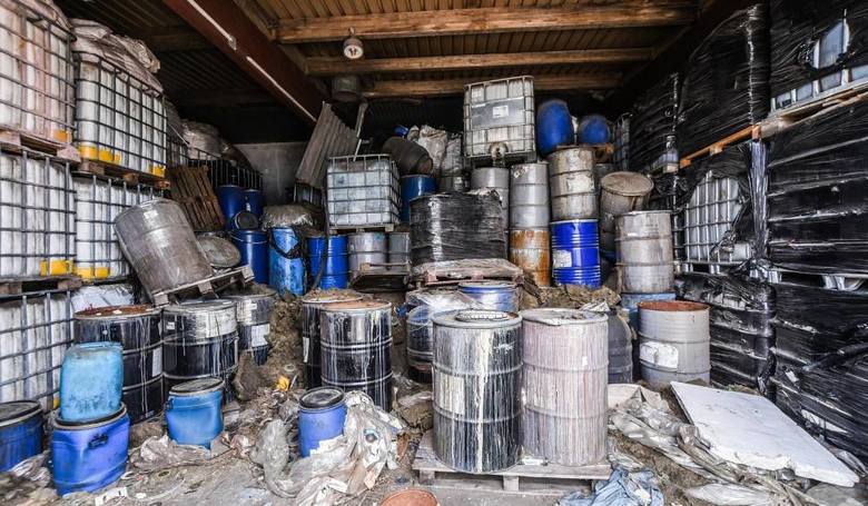 Przynajmniej od czerwca 2018 roku niebezpieczne odpady składowane są przy Szosie Okrężnej 11