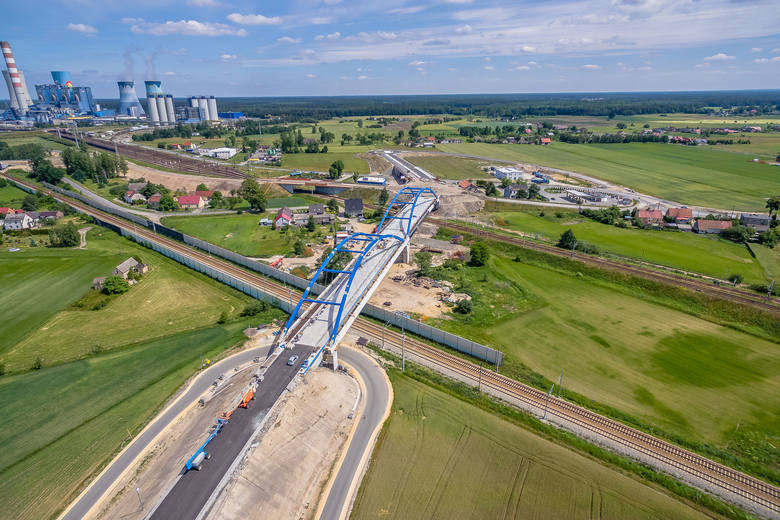 Największym obiektem inżynieryjnym nowej obwodnicy jest ten wiadukt nad torami kolejowymi na trasie Opole - Jelcz Laskowice oraz tymi wiodącymi do elektrowni.