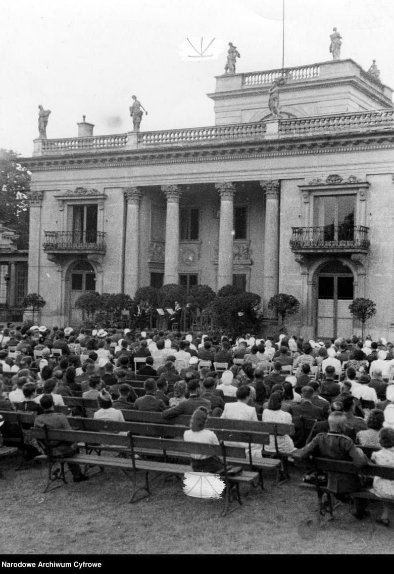 <strong>Warszawskie Łazienki, 1939-1945</strong><br /> <br /> Warszawa, Łazienki, koncert przed Pałacem na Wodzie.<br />  <br />  