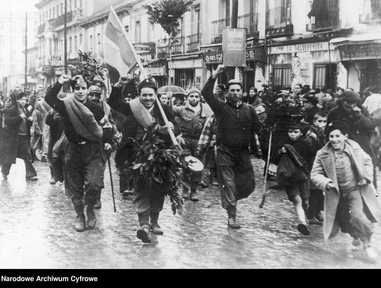 Przemarsz ulicami Madrytu żołnierzy Brygad Międzynarodowych powracających z frontu (1937 r.)