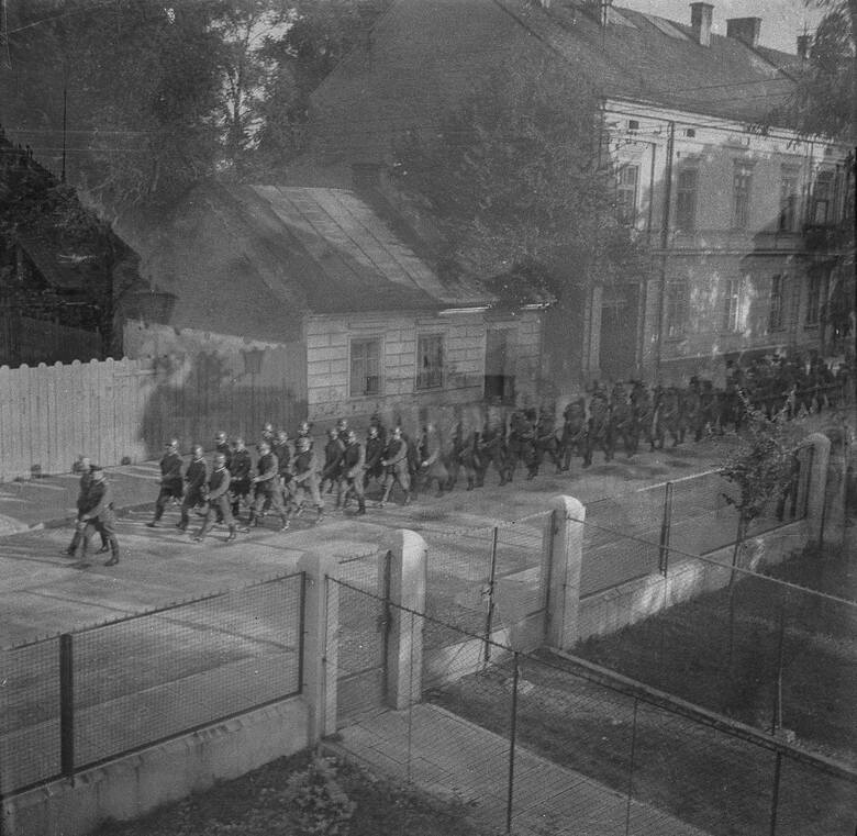 Na fotografii ulica Jagiełły. Ujęcie wykonane najprawdopodobniej w roku 1940 z okna kamienicy o numerze 27. Mieszkała w niej niemiecka rodzina Barme