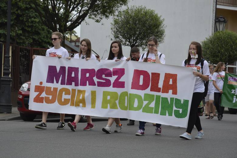 Ulicami Łowicza przeszedł Marsz dla Życia i Rodziny (Zdjęcia)