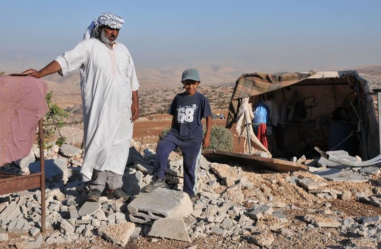Al 'Aqaba. Dajf Allah z synem, na gruzach domu.