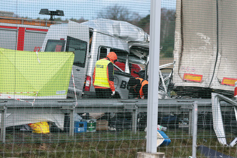 Do tragicznego wypadku doszło we wtorek 29 marca na S3 na odcinku Sulechów - Świebodzin. W tył ciężarówki uderzył rozpędzony bus ford. Na miejscu zginęło sześć osób z busa. Kierowca ciężarówki, w którą uderzył bus jest w ciężkim stanie. Zginęli pracownicy firmy z Górnego Śląska, którzy jechali do...