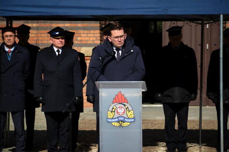 Wręczenie promes na zakup samochodów strażackich z udziałem przedstawicieli jednostek OSP powiatu krakowskiego