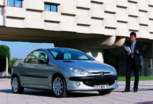 Fot. Peugeot: Rząd dusz można zdobyć też urodą samochodu. Peugeot 206 miał powodzenie w całej Europie, a u nas nie przeszkodziła mu opinia o nietrwałym