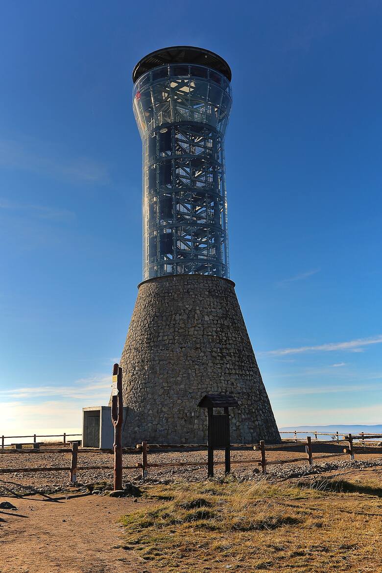Nowa wieża widokowa na Śnieżniku zastąpiła starą, zabytkową konstrukcję kamienną. Zdjęcie na licencji CC BY-SA 4.0.