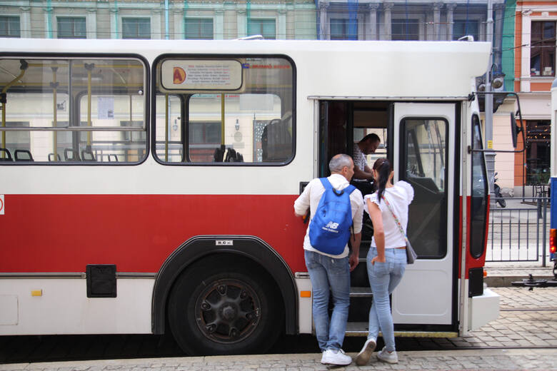 Ruszyły Wrocławskie Linie Turystyczne. Zabytkowe autobusy i tramwaje będą nas wozić przez całe lato