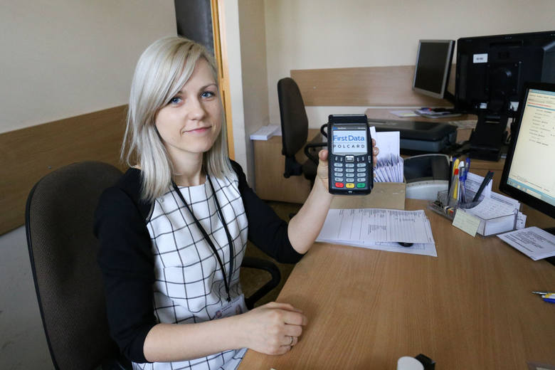 Alicja Walendziak-Borys z Oddziału Paszportów Podlaskiego Urzędu Wojewódzkiego codziennie przyjmuje płatności kartą.