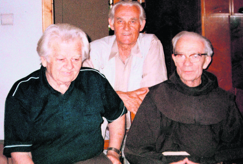 Koledzy z Międzyrzeca Koreckiego, obecnie mieszkańcy Brzegu, od lewej: Roman Domański, Julian Jamróz i o. Czesław - Mieczysław Domański. <br /> 
