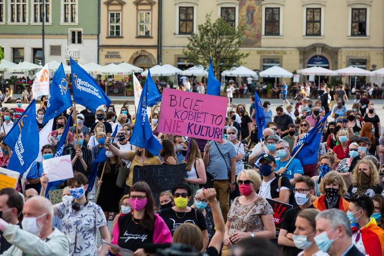 Przez Kraków przetoczyły się ostatnio liczne protesty, m.in. przeciwko podpisaniu przez prezydenta Dudę Karty Rodziny wykluczającej LGBT oraz przeciwko przemocy w rodzinie.