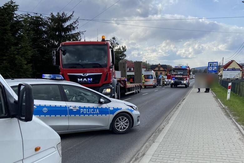 W Juszczynie, w ciągu DK 28, samochód ciężarowy zderzył się z busem