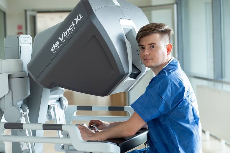 Dr Paweł Salwa z Centrum Urologii Robotycznej z robotem da Vinci 