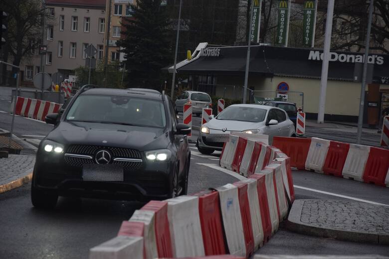 Ruch samochodów w każdym kierunku na skrzyżowaniu ulic: Chrobrego, Jagiełły i Wybickiego wrócił po 372 dniach przerwy.