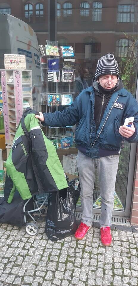 Pan Krzysztof na ulicy żyje od czterech miesięcy. Dzięki "Sercu Torunia" szybko dostał ciepłą kurtkę, buty, golarkę, jedzenie...