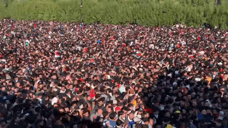 Tłumy kibiców zgromadzone przed Stadionem Międzynarodowym Palm Trunk w Basrze