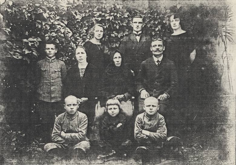 Sierpień 1926 roku. Rodzina Wojciechowskich. U góry od lewej: Róża, Kazimierz, Maria; w środku: Jan, mama Karolina, babcia Anna, ojciec Adolf; na dole: Michał, Aleksander, Józef