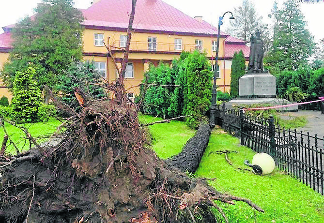 Październik. Skutki orkanu Ksawery, który przeszedł nad powiatem włoszczowskim w nocy z 5 na 6 października.