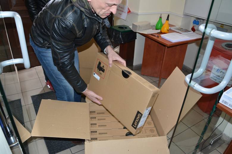 W listopadzie gmina pozyskała 106 nowych laptopów 