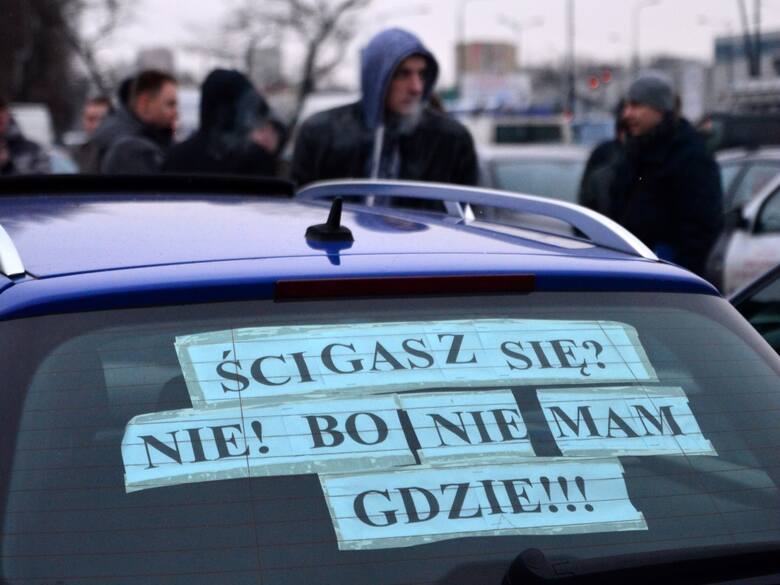 Zwolennicy budowy toru wyścigowego w Lublinie znów manifestują. Kilkadziesiąt samochodów przyozdobionych flagami i napisami „ratujmy tor” jedzie „po pączki”. 