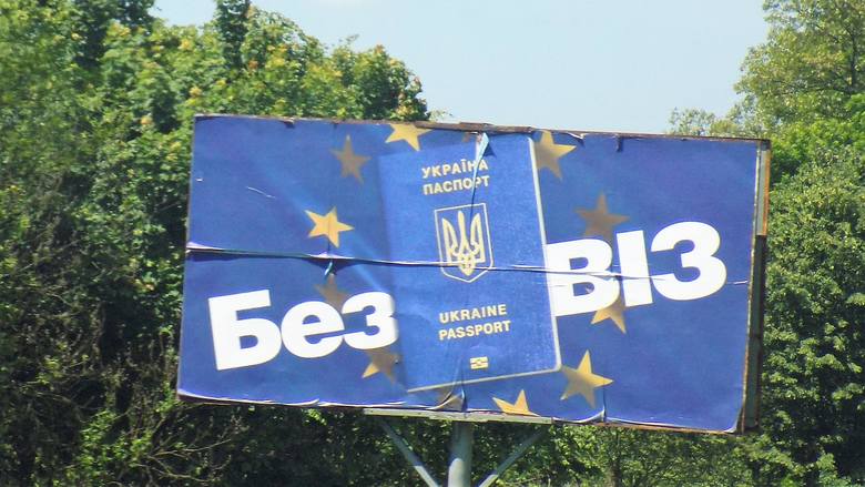 Ukraińcy cieszą się ze zniesienia wiz wjazdowych do Unii Europejskiej. Nz. bilboard na drodze Mościska - Szeginie, prowadzącej do przejścia granicznego z Polską.