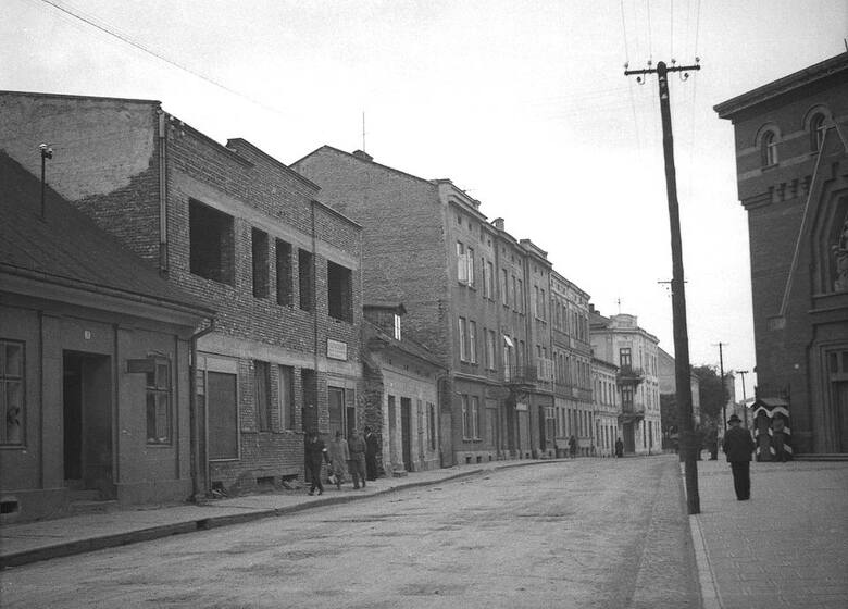 Fotografia ulicy Jagiełły (ok. 1940). Na zdjęciu m.in. w tle obecny budynek Urzędu Miejskiego, na widocznej lewie stronie ulicy można także zauważyć