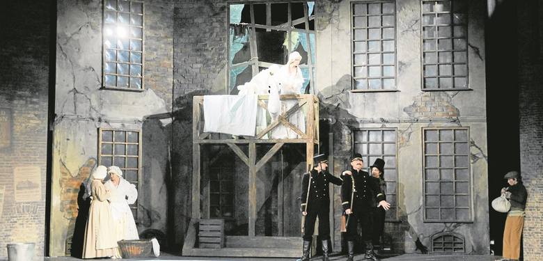 Musical "Oliver!" w Teatrze Rozrywki. Za tę scenografię Marcel Sławiński otrzymał Złotą Maskę