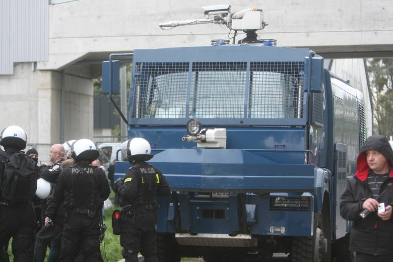 Burda przed stadionem w Zabrzu. Policja użyła granatów hukowych