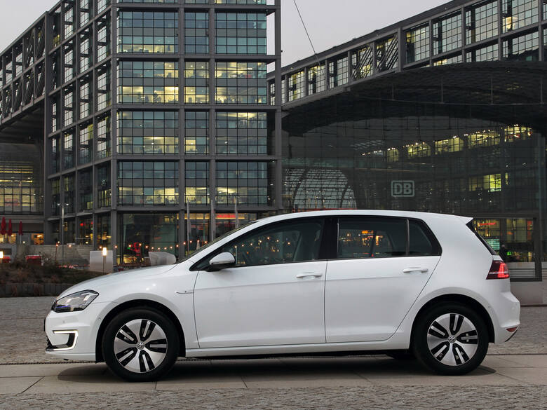 Volkswagen e-Golf Wymiana baterii to jednak nie jedyna ze zmian, która czeka Volkswagena e-Golfa. Samochód miałby dostać także mocniejszy silnik elektryczny.