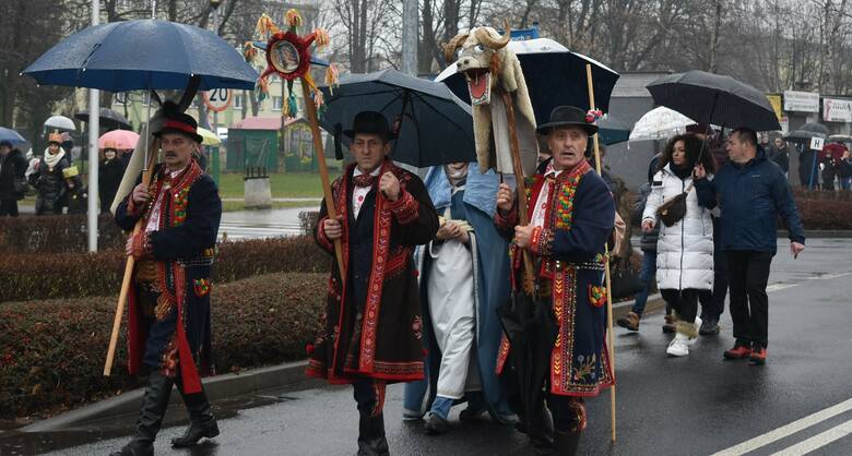 Ulicami Oświęcimia w Święto Trzech Króli tradycyjnie przeszedł orszak z licznym udziałem wiernych, mimo padającego deszczu