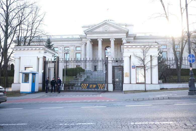 Ambasada Rosji w Warszawie. Minister spraw zagranicznych Radosław Sikorski ogłosił wprowadzenie ograniczeń dla rosyjskich dyplomatów przebywających na