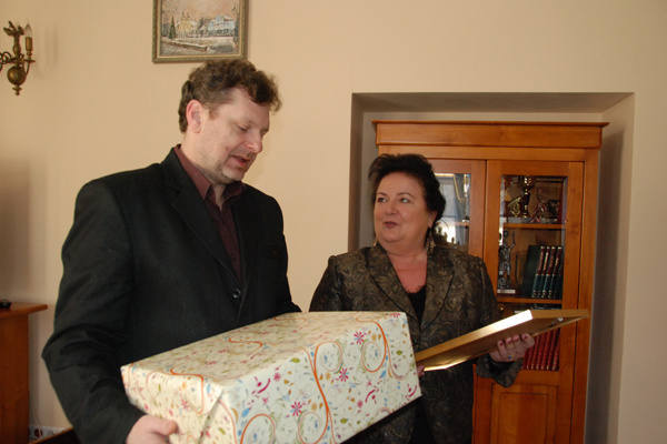 Burmistrz Aleksandrowa przekazał jubilatom prezent. Odebrała go wnuczka Krystyna Madajczyk.