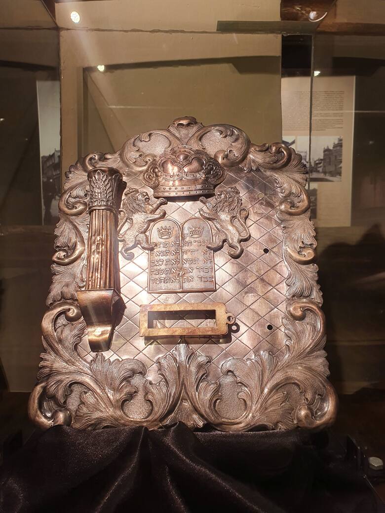 Najcenniejszym artefaktem na wystawie jest tas, tarcza na Torę, która pochodzi z grudziądzkiej synagogi.