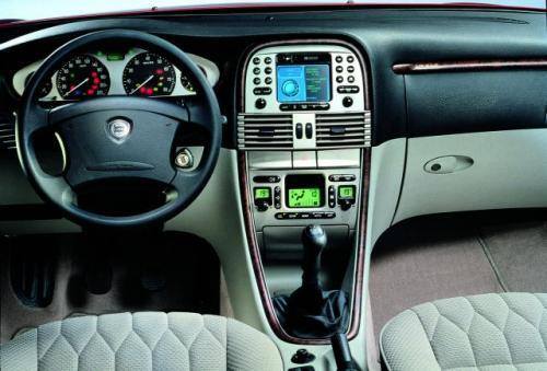Lancia ma ciekawie zaprojektowane wnętrze, z doskonale widocznym wyświetlaczem na konsoli środkowej. Pokazuje on wskazania komputera pokłado
