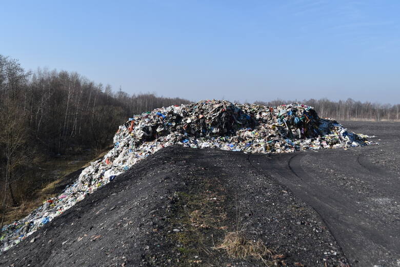W Przecieszynie, w gminie Brzeszcze, na terenie byłej żwirowni, wyspano dwie ciężarówki śmieci. Szacuje się, że to 200 metrów sześciennych odpadów.