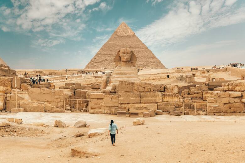 W Gizie stoją trzy wielkie piramidy. Strzeże ich Sfinks, wzniesiony naprzeciw piramidy króla Chefrena, drugiej co do wielkości. Ma charakterystyczny