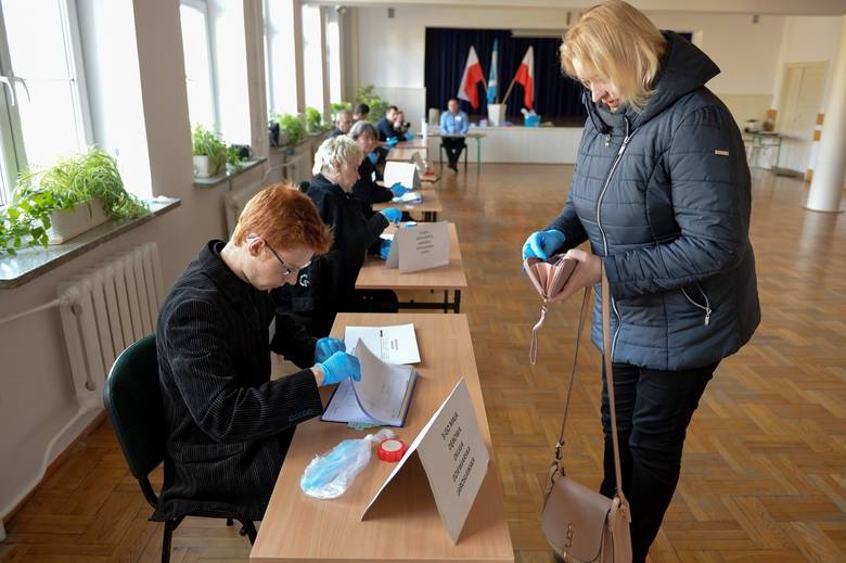 Tak wyglądały w niedzielę uzupełniające wybory wójta w gminie Jarosław w województwie podkarpackim. W czasie stanu epidemii panującego w Polsce niezbędne było zachowanie szczególnych środków ochrony.