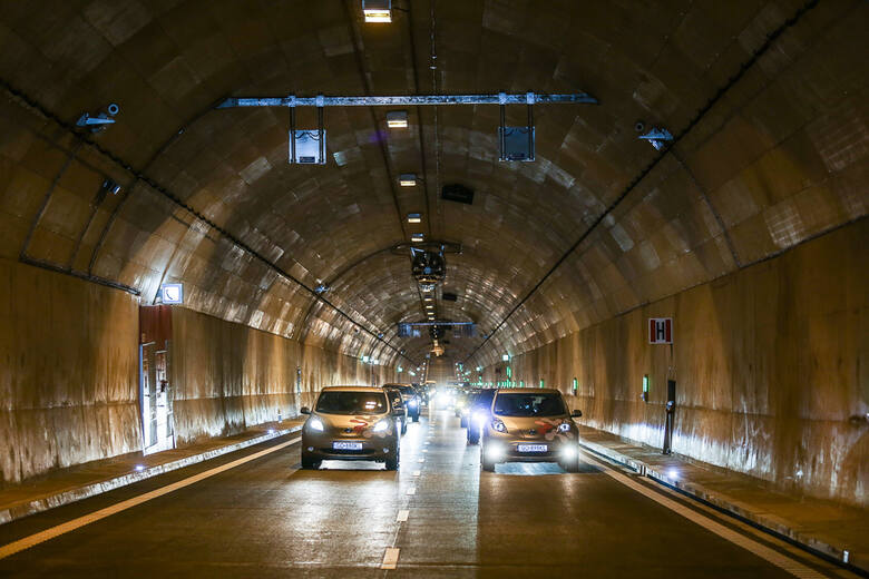 Tunel ma długość 1,4 km. Znajdują się w nim dwie nitki po dwa pasy ruchu. Obiekt jest elementem trasy prowadzącej od gdańskiego lotniska do mostu wantowego