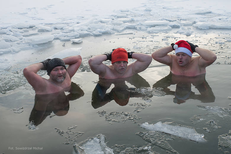 Twardziele z Kędzierzyna-Koźla pływali w jeziorze w Dębowej