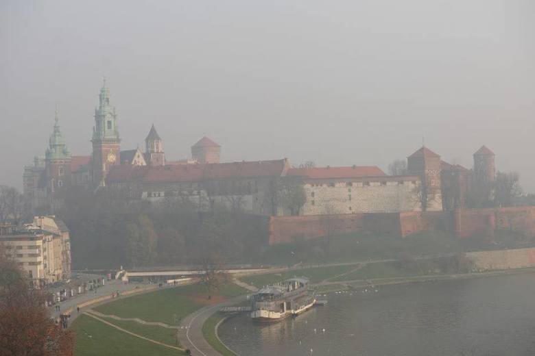 <strong>Kraków - 165 dni ze smogiem w roku 2016 [miejsce 1]</strong><br /> <br /> Kraków (stacja komunikacyjna) - 165 dni ze smogiem [st. > 50 µg/m3, dopuszczalna liczba = 35].<br /> <br /> Średnie roczne stężenie pyłu PM10 wynosi tu 56.7 [µg/m3], gdzie wartość dopuszczalna = 40.<br /> <br /> <iframe...