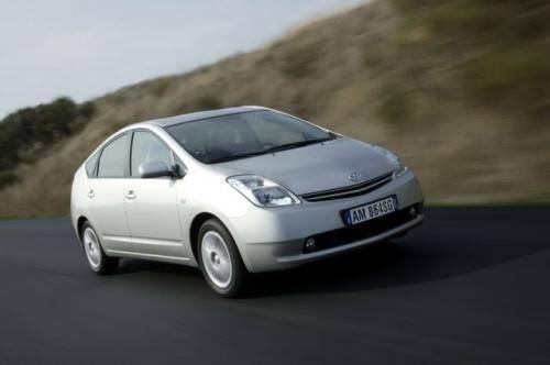 Fot. Toyota: Toyota Prius z napędem hybrydowym (silnik benzynowy i elektryczny) zużywa średnio tylko 4,3 l na 100 km.