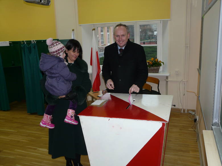 Dariusz Misztal wraz z rodziną głosował w Szkole Podstawowej nr 1