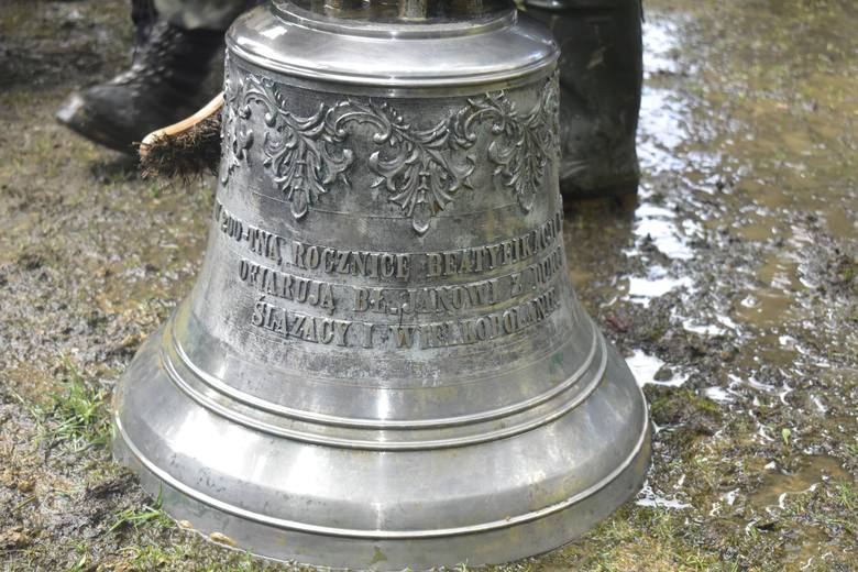 Niezwykła historia dzwonu z Pustelni św. Jana z Dukli w Trzcianie. Milczał 80 lat ukryty w ziemi. Czy wróci na dzwonnicę na Puszczy?