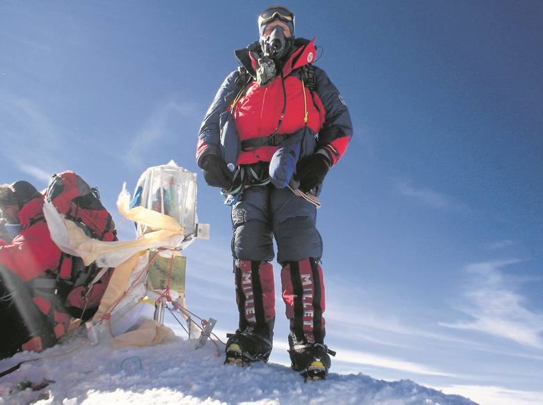 Marian Hudek na szczycie Mount Everestu (8850 m). Od tego szczytu jastrzębianin rozpoczął zdobywanie Korony Ziemi.