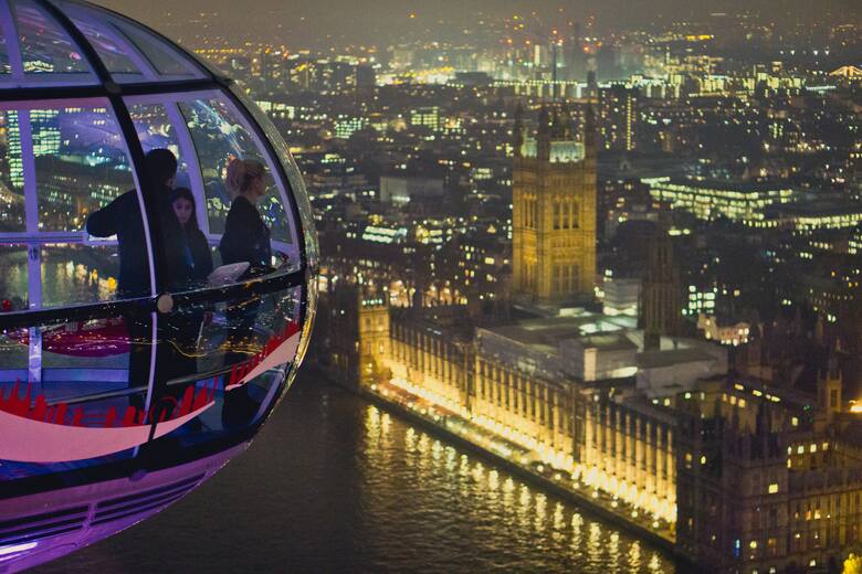 Turyści podczas przejażdżki na London Eye