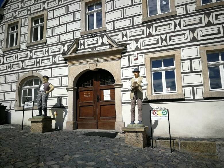 Niewielkie miasteczko na Dolnym Śląsku ma muzeum, poświęcone bohaterom najpopularniejszej kinowej trylogii w Polsce, zabytkowy kościół, ratusz miejski