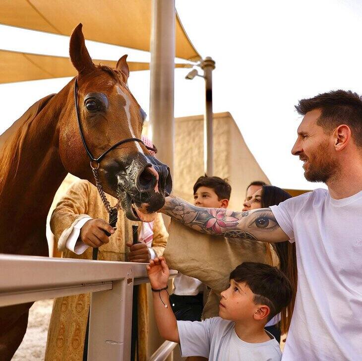 Lionel Messi z rodziną wizytujący saudyjską stajnię