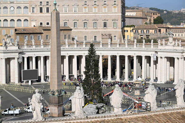 Budowa bożonarodzeniowej szopki na Placu św. Piotra w Watykanie, 1 bm. Szopka w tym roku będzie nawiązywać do 800-lecia pierwszej bożonarodzeniowej inscenizacji,