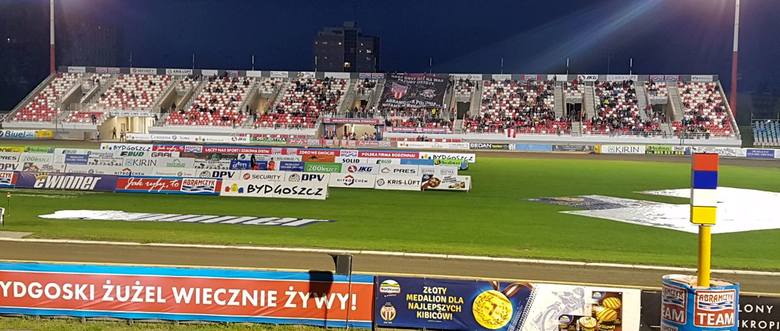 Kibice na nowej trybunie stadionu Polonii Bydgoszcz. Większość z nich wierzy w wygrana bydgoszczan.