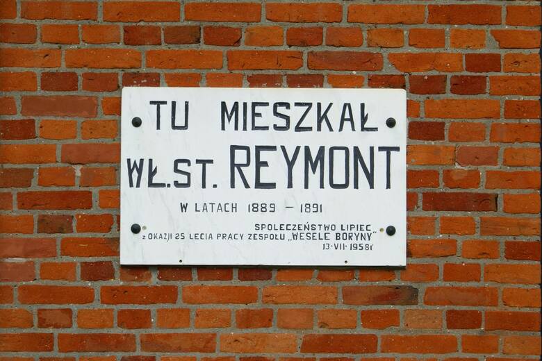 Tu mieszkał Wł. St. Reymont - tablica pamiątkowa na ścianie domku dróżnika w Lipcach Reymontowskich